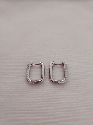 Bisutería plateada: 3 pares pendientes + collar