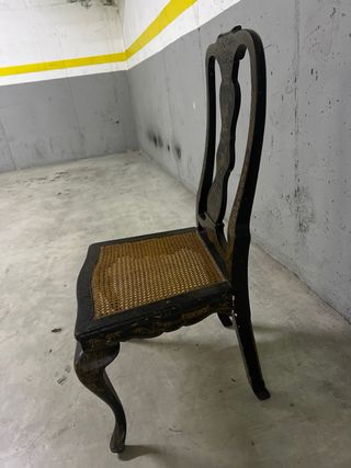 Silla antigua negra y dorada