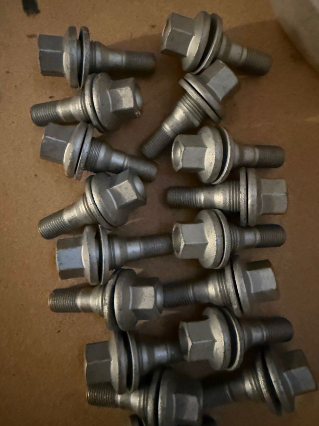 Tornillos rueda coche nuevos 1,5E/unidad