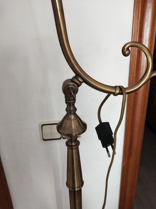 Lámpara pie metal dorada