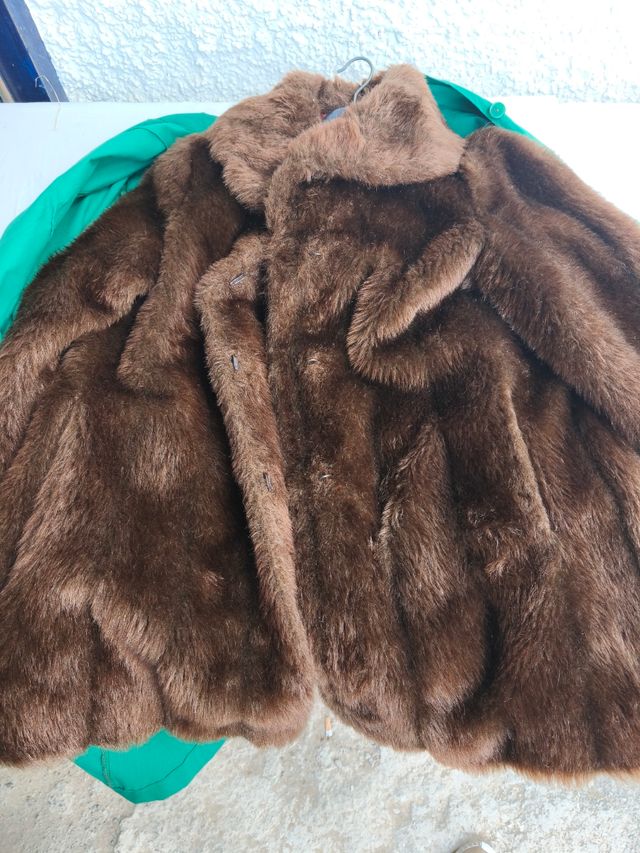 Abrigo marrón de pelo sintético + bufanda