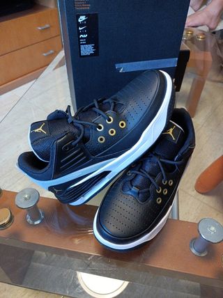 Zapatillas Nike Air Jordan negras y blancas T 38.5