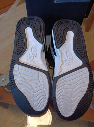 Zapatillas Nike Air Jordan negras y blancas T 38.5