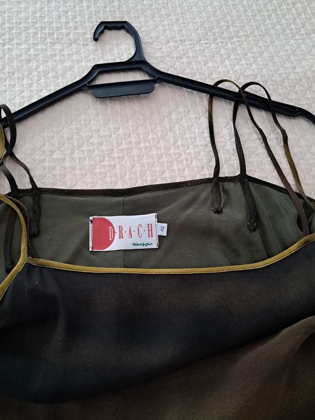 Vestido de gasa en color negro y verde.