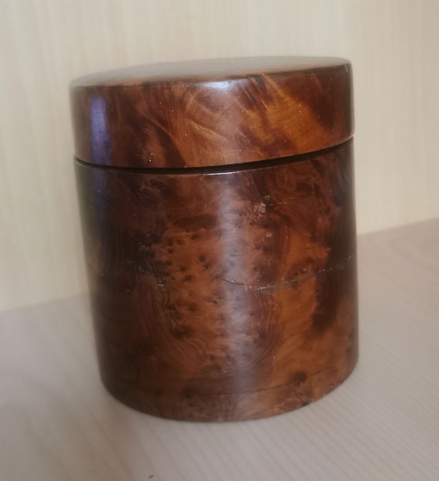 Caja de madera oscura