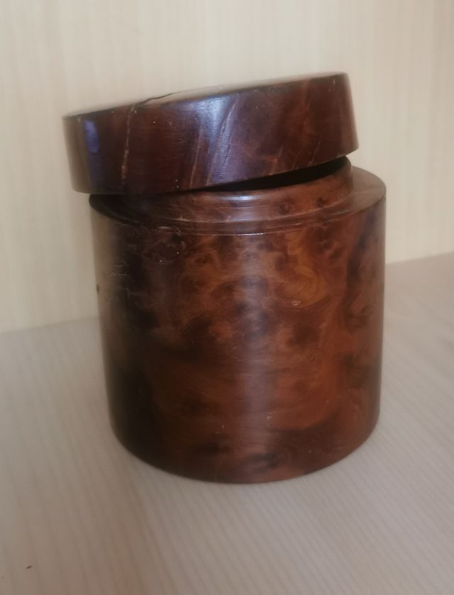 Caja de madera oscura