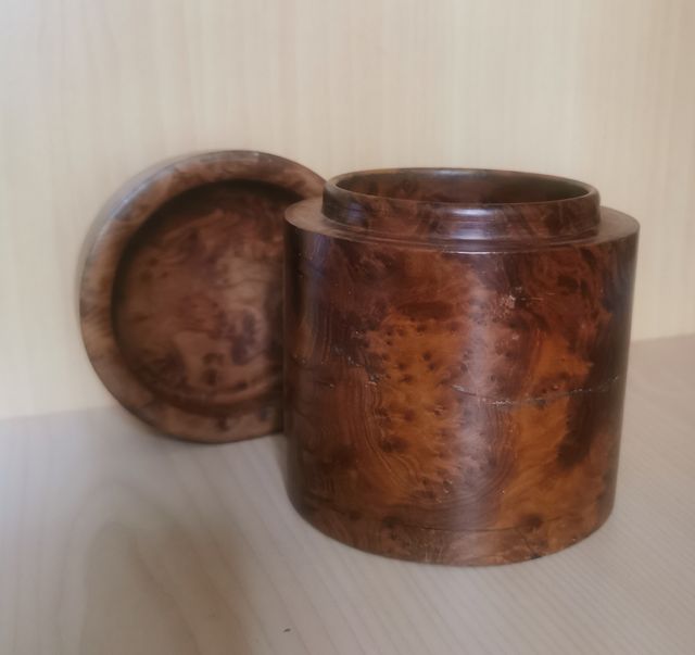 Caja de madera oscura