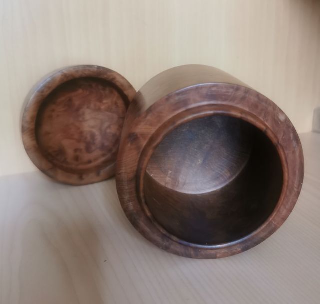 Caja de madera oscura