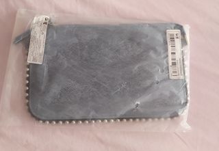 Bolso cartera azul con detalles metalizados 