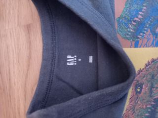 Camiseta GAP niño dinosaurios talla S