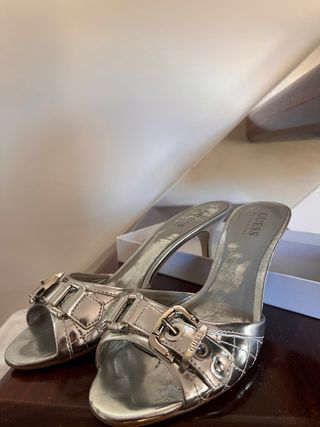 Sandali Guess argento, tacco basso