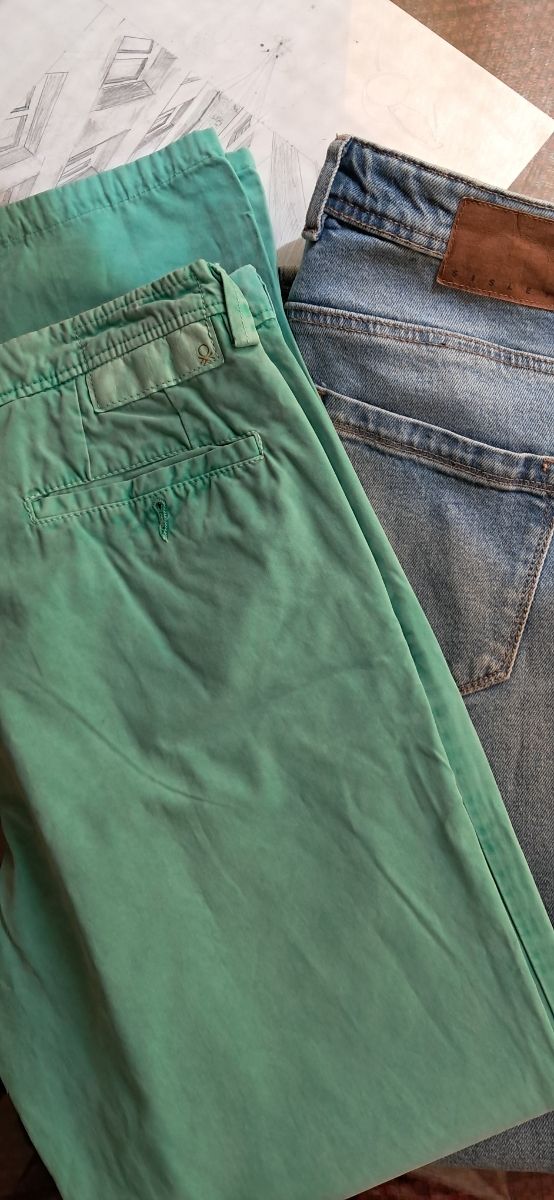 Pantalon chino verde y pantalon vaquero Sisley. 