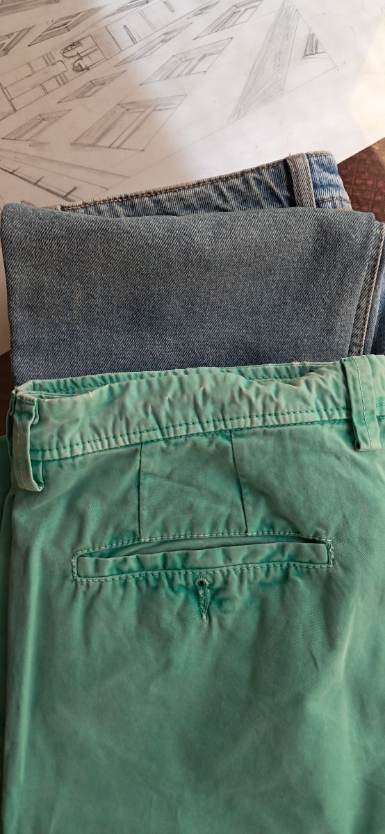 Pantalon chino verde y pantalon vaquero Sisley. 