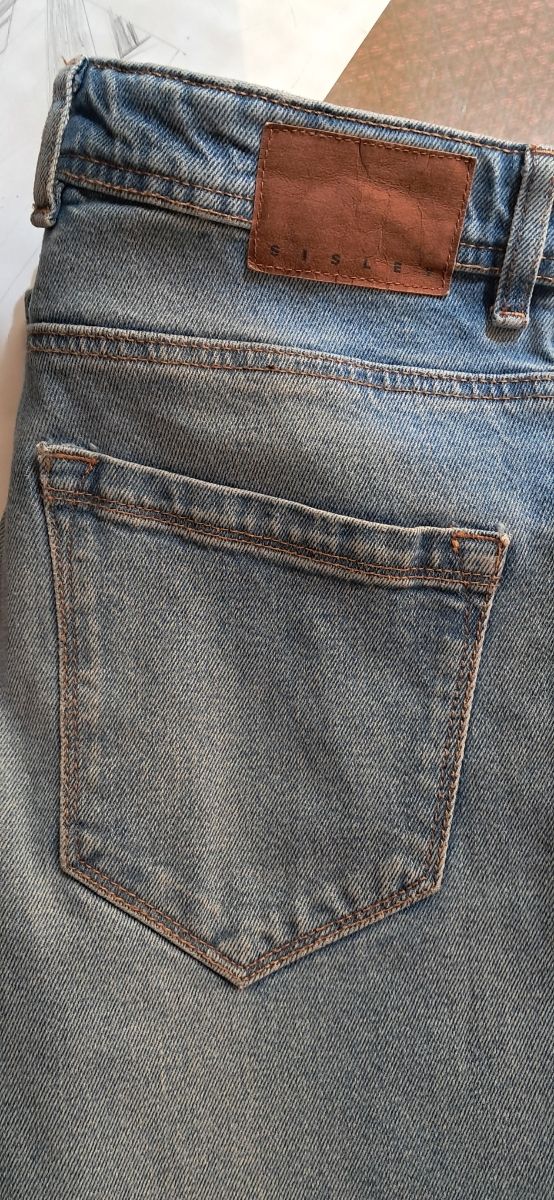 Pantalon chino verde y pantalon vaquero Sisley. 