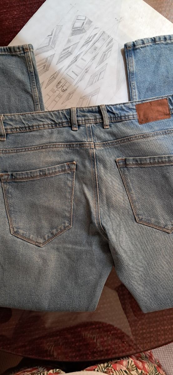 Pantalon chino verde y pantalon vaquero Sisley. 