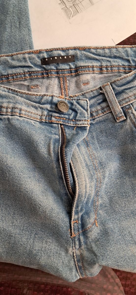 Pantalon chino verde y pantalon vaquero Sisley. 