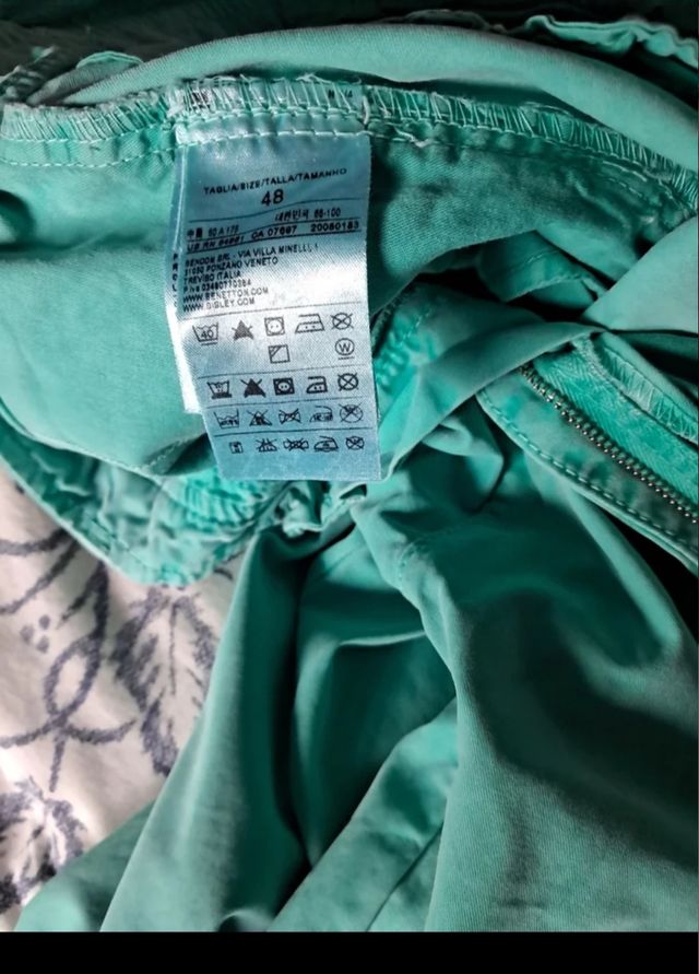 Pantalon chino verde y pantalon vaquero Sisley. 