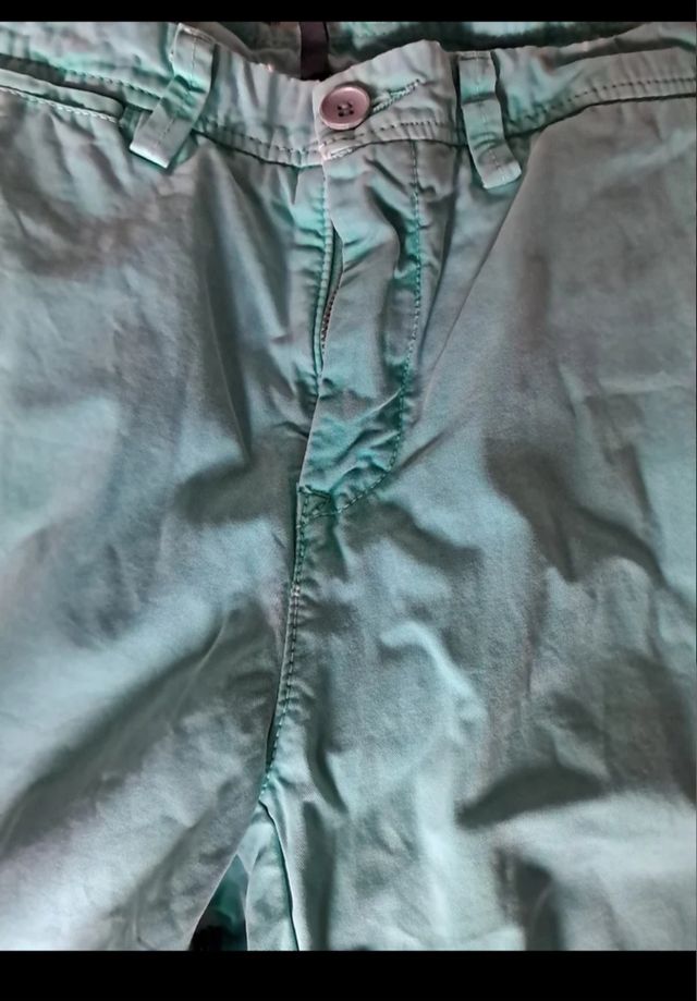 Pantalon chino verde y pantalon vaquero Sisley. 