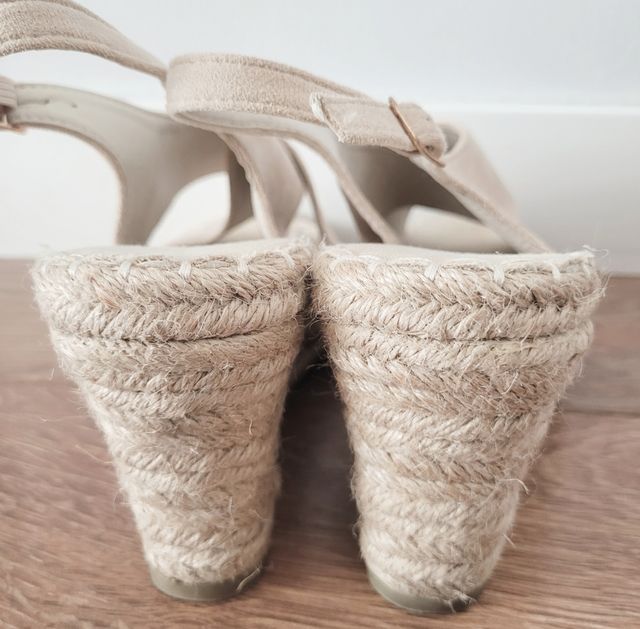 Sandalias cuña beige Hug&Clau
