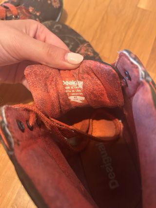 Botas Desigual rojas y negras