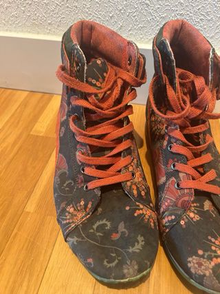 Botas Desigual rojas y negras
