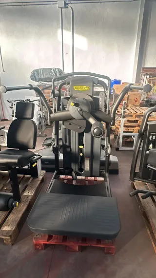 Máquina Technogym Multi Hip 900