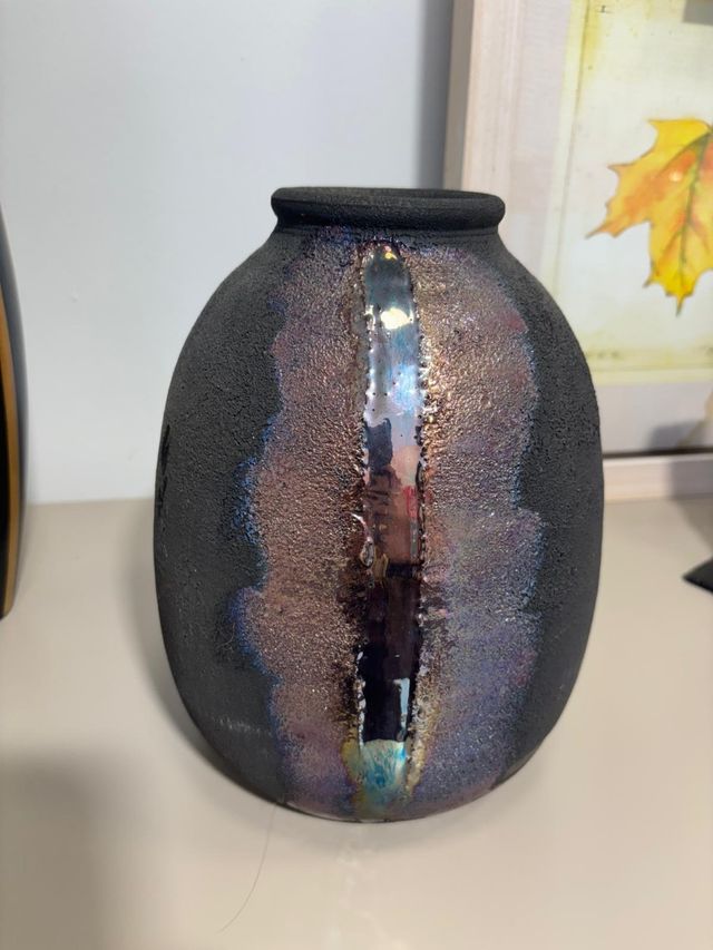 Jarrón cerámico negro y multicolor