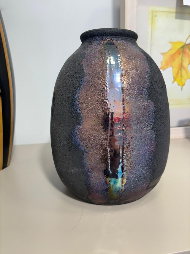 Jarrón cerámico negro y multicolor