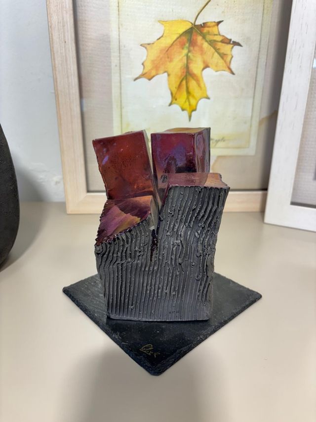 Jarrón cerámico negro y multicolor