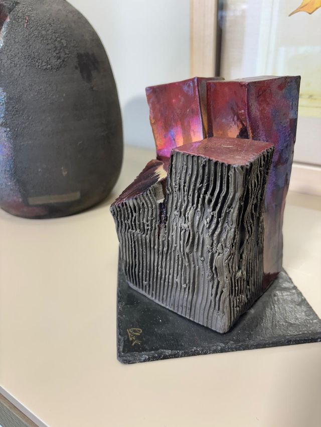 Jarrón cerámico negro y multicolor