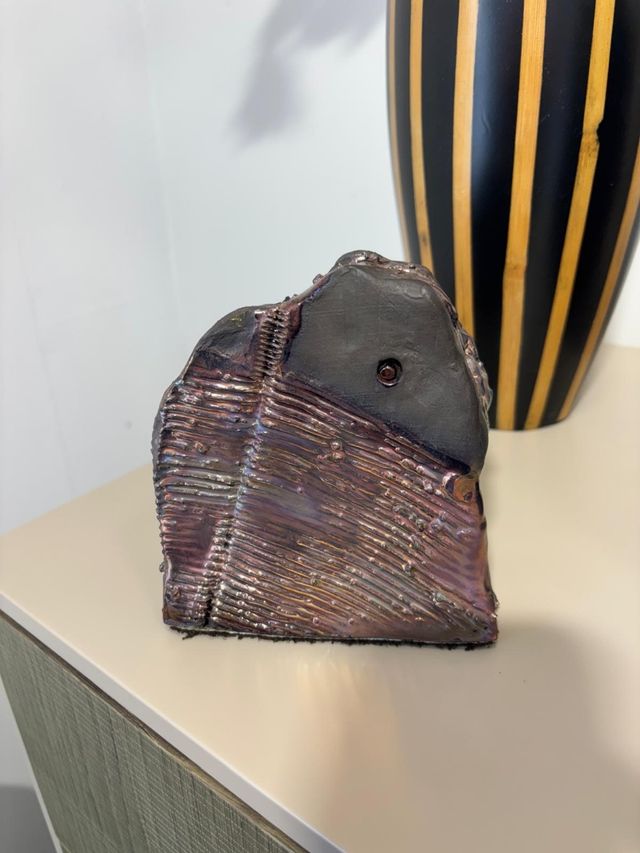 Jarrón cerámico negro y multicolor