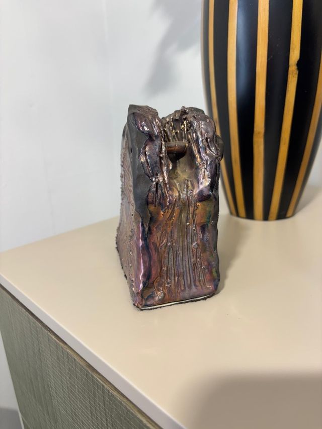 Jarrón cerámico negro y multicolor