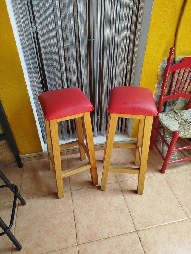 2 Taburetes altos de madera
2 unidades. 39