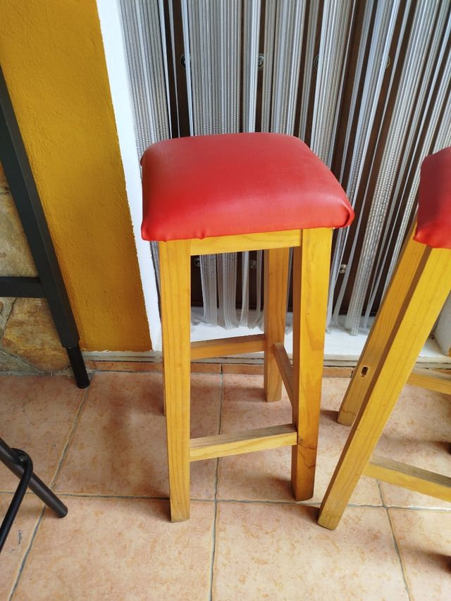 2 Taburetes altos de madera
2 unidades. 39