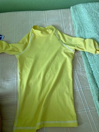 camiseta termica Decathlon amarilla