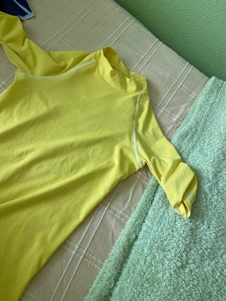 camiseta termica Decathlon amarilla
