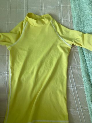 camiseta termica Decathlon amarilla