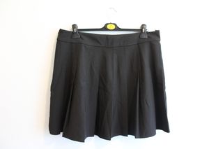 Mini falda negra plisada