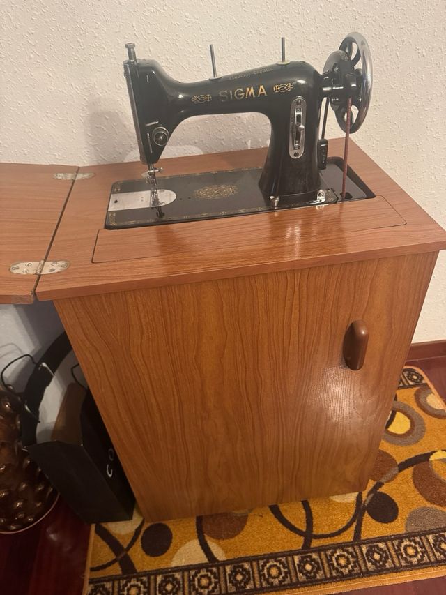Máquina de coser antigua SIGMA con mueble