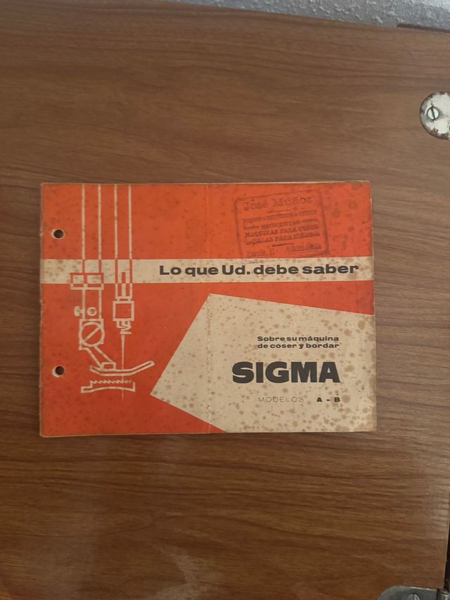 Máquina de coser antigua SIGMA con mueble