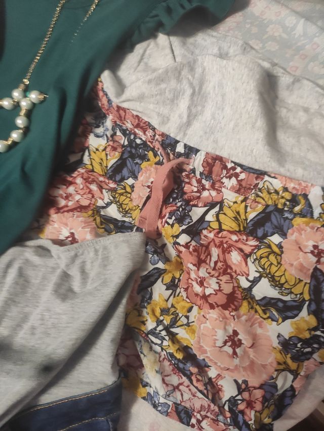 Ropa premamá: Vestido M y pantalones talla 36.