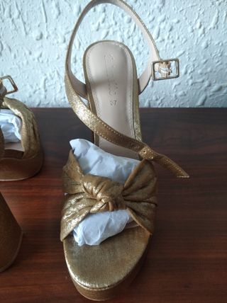 Zapatos dorados de tacón alto