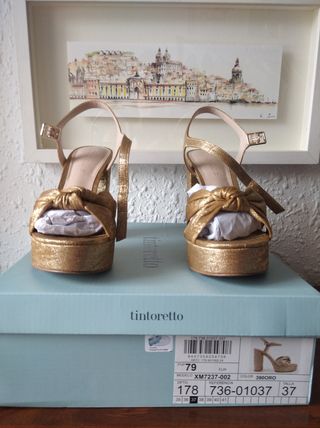 Zapatos dorados de tacón alto