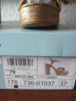 Zapatos dorados de tacón alto