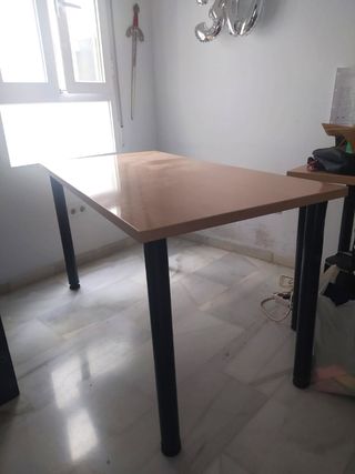 Mesa escritorio con patas de metal ajustables
