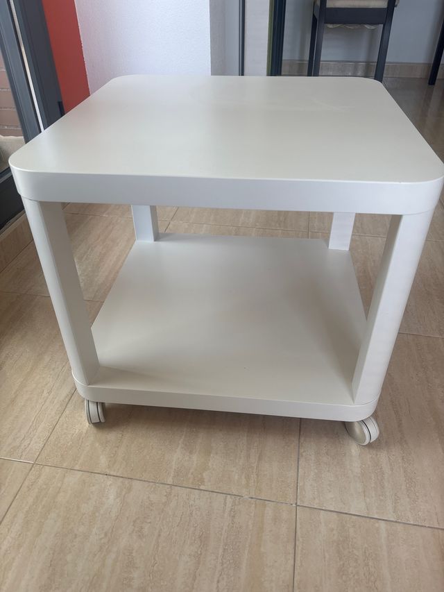 Mesa de centro Ikea blanca con ruedas