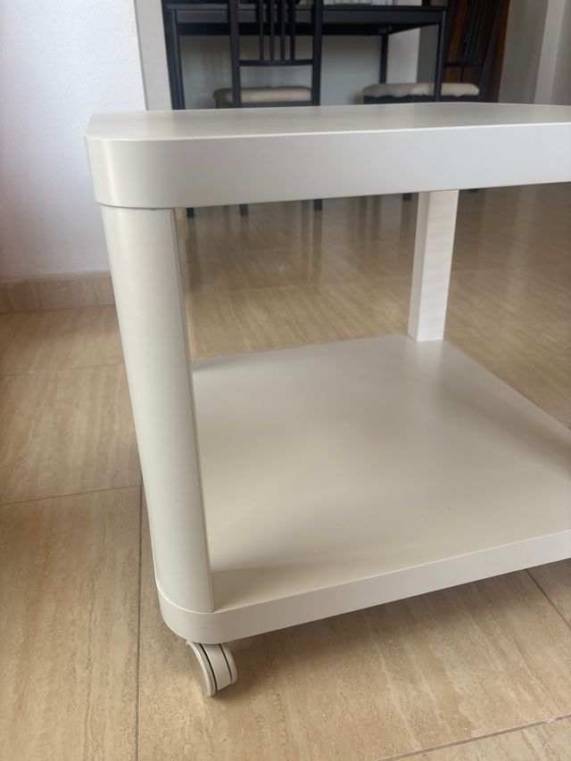 Mesa de centro Ikea blanca con ruedas