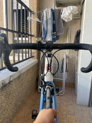 Bicicleta.cuadro carretera blanca y azul
