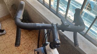 Bicicleta.cuadro carretera blanca y azul
