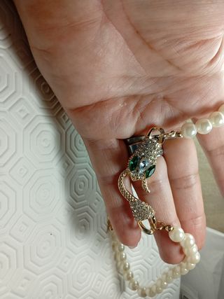 Collana perle con ciondolo serpente